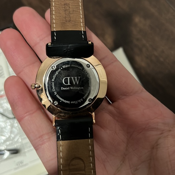 Daniel wellington black leather strap with gold face - Picture 4 of 9